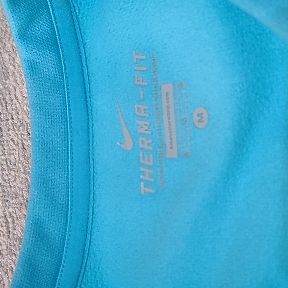 NIKE THERMA-FIT EMBROIDERED SWOOSH THUMB-HOLE SWEATSHIRT - Picture 3 of 12